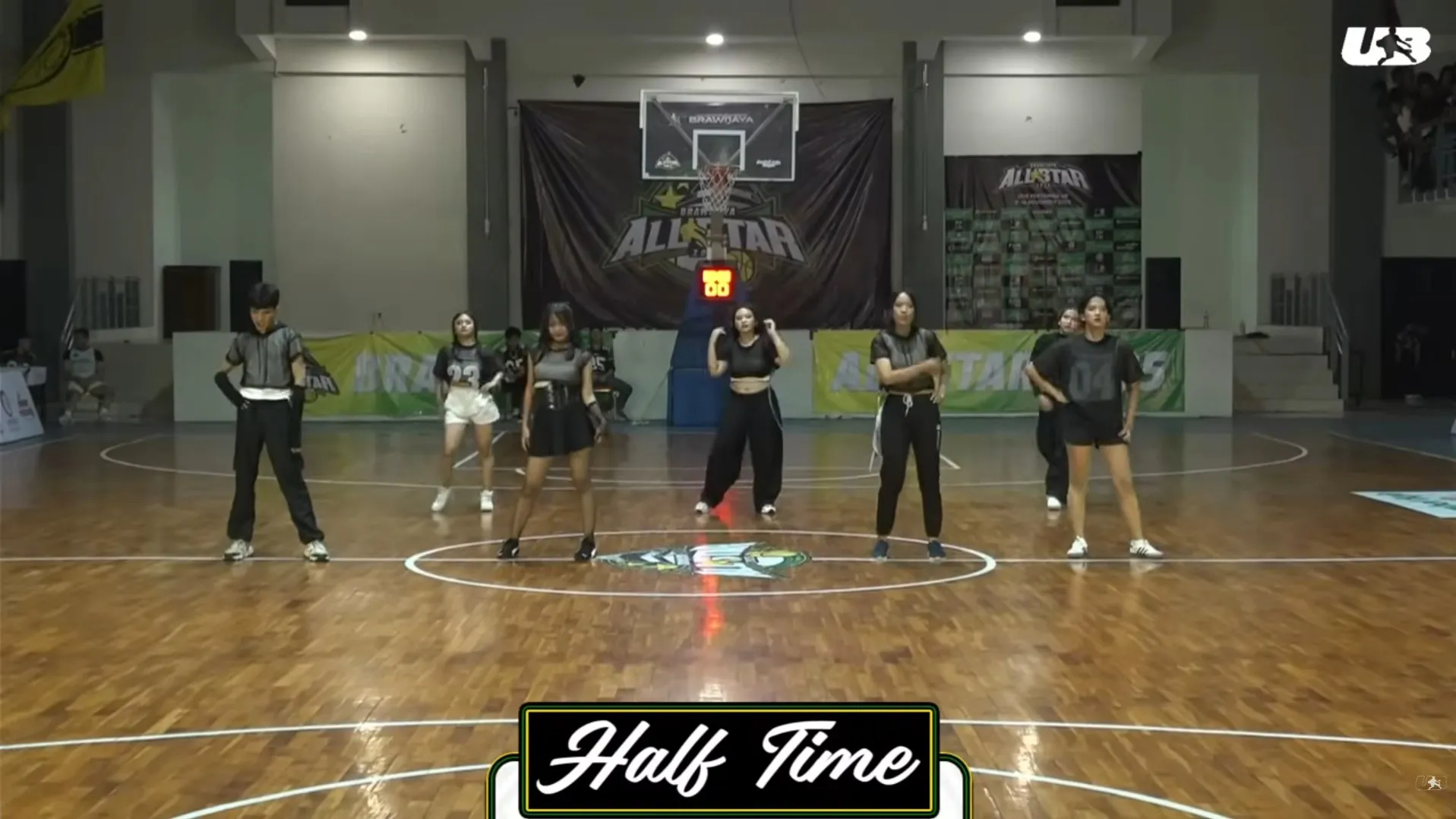 Tampilan siaran saat half time dengan stinger di pojok layar