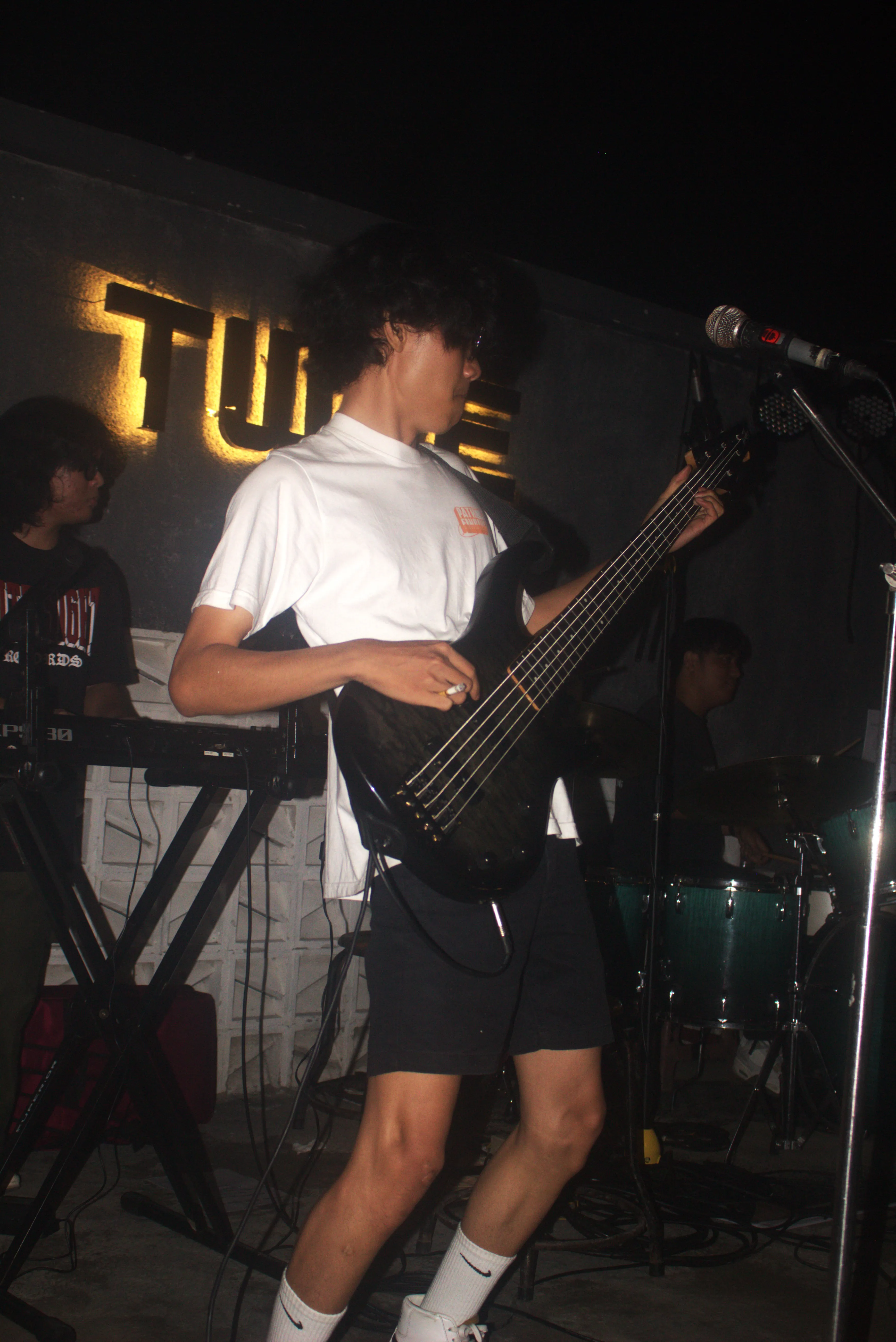 Pemain bass saat manggung