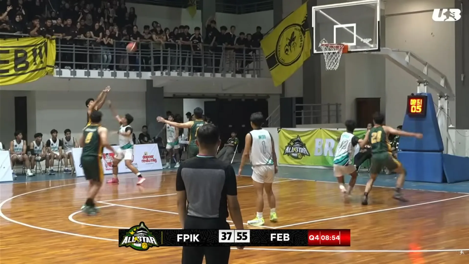 Tampilan siaran pertandingan lengkap dengan scoreboard