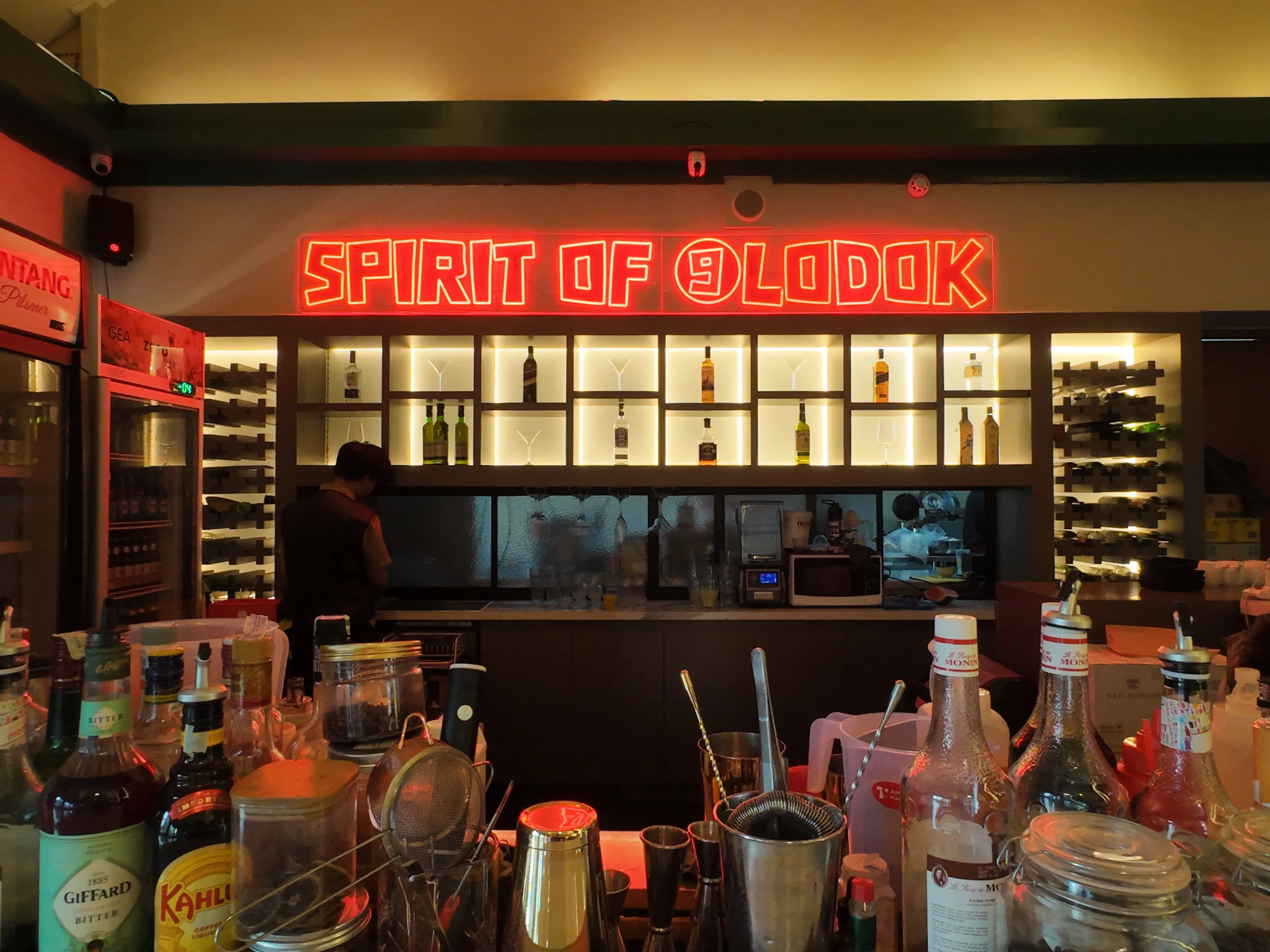 Bar dengan papan neon merah