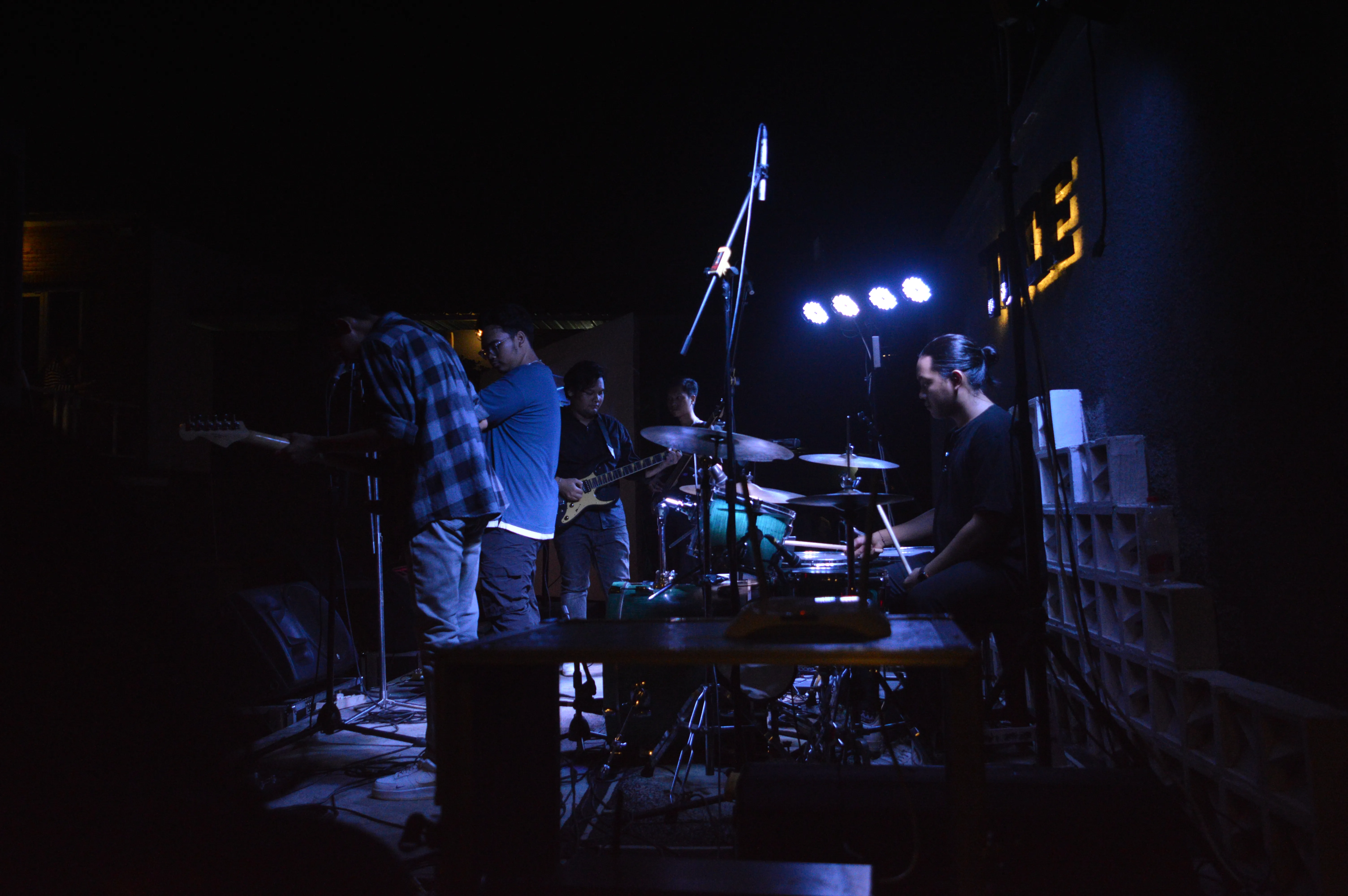 Suasana panggung band dari kejauhan