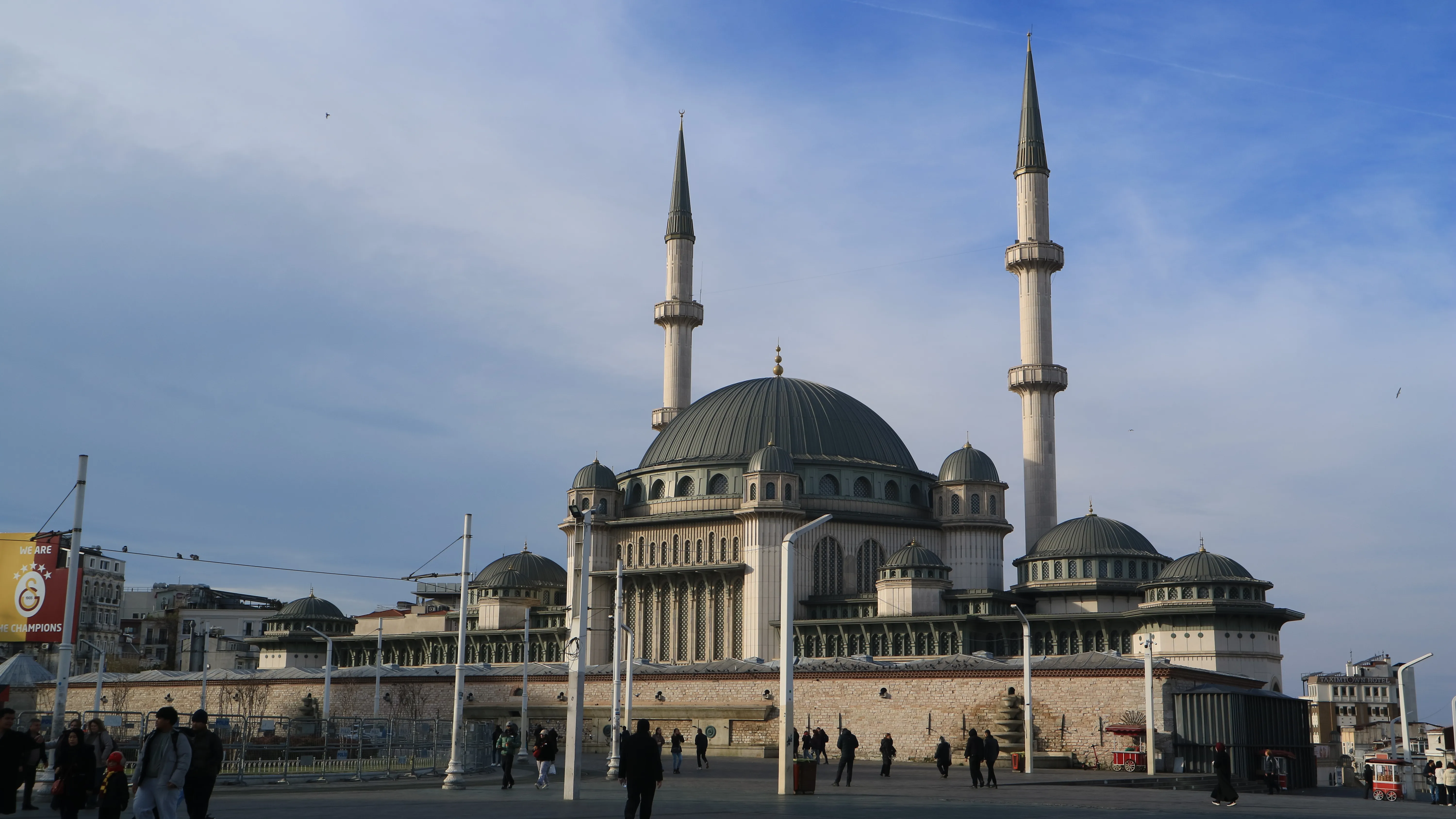 Masjid dengan dua menara dilihat dari alun-alun