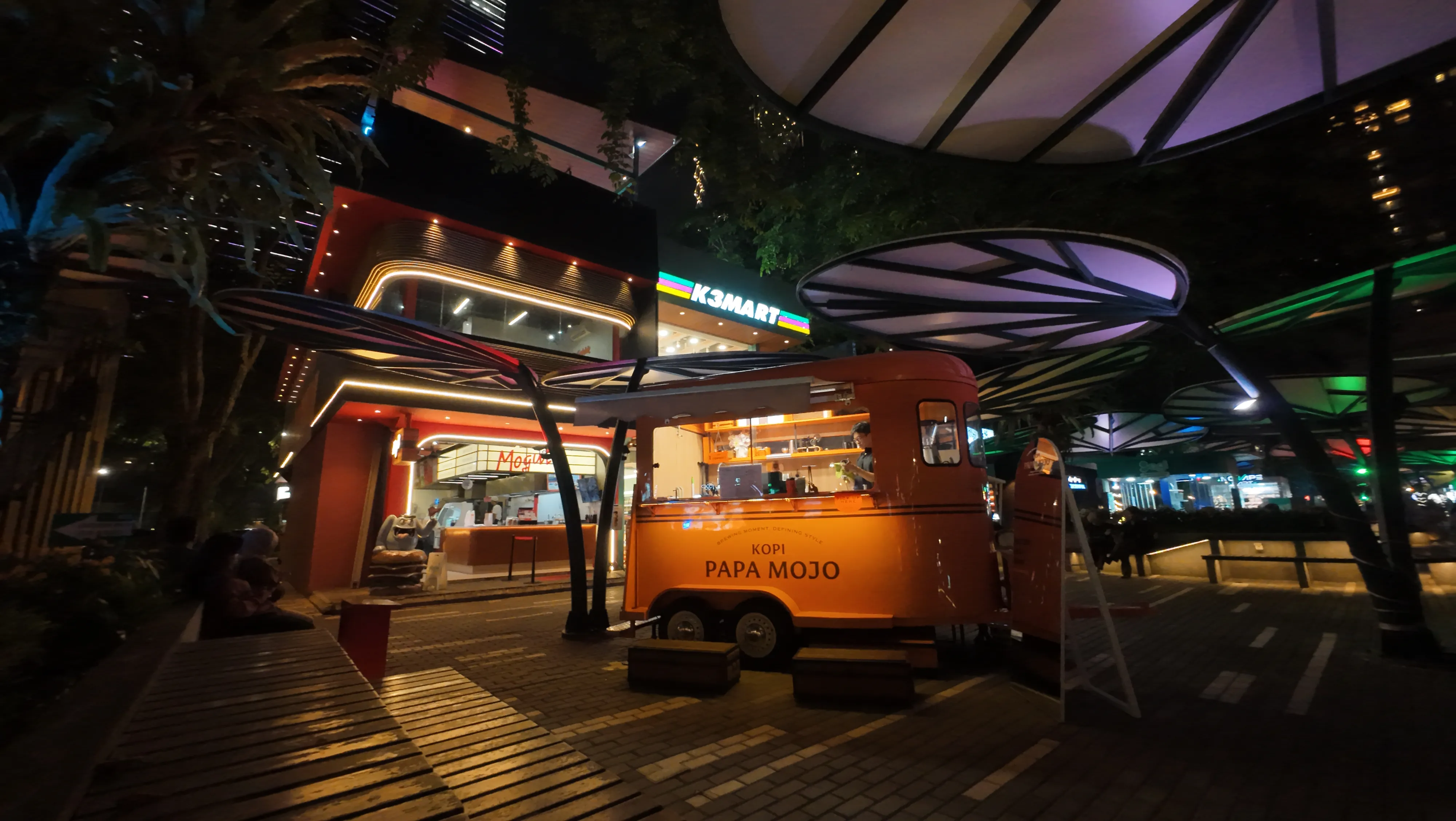 Food truck oranye di area makan malam