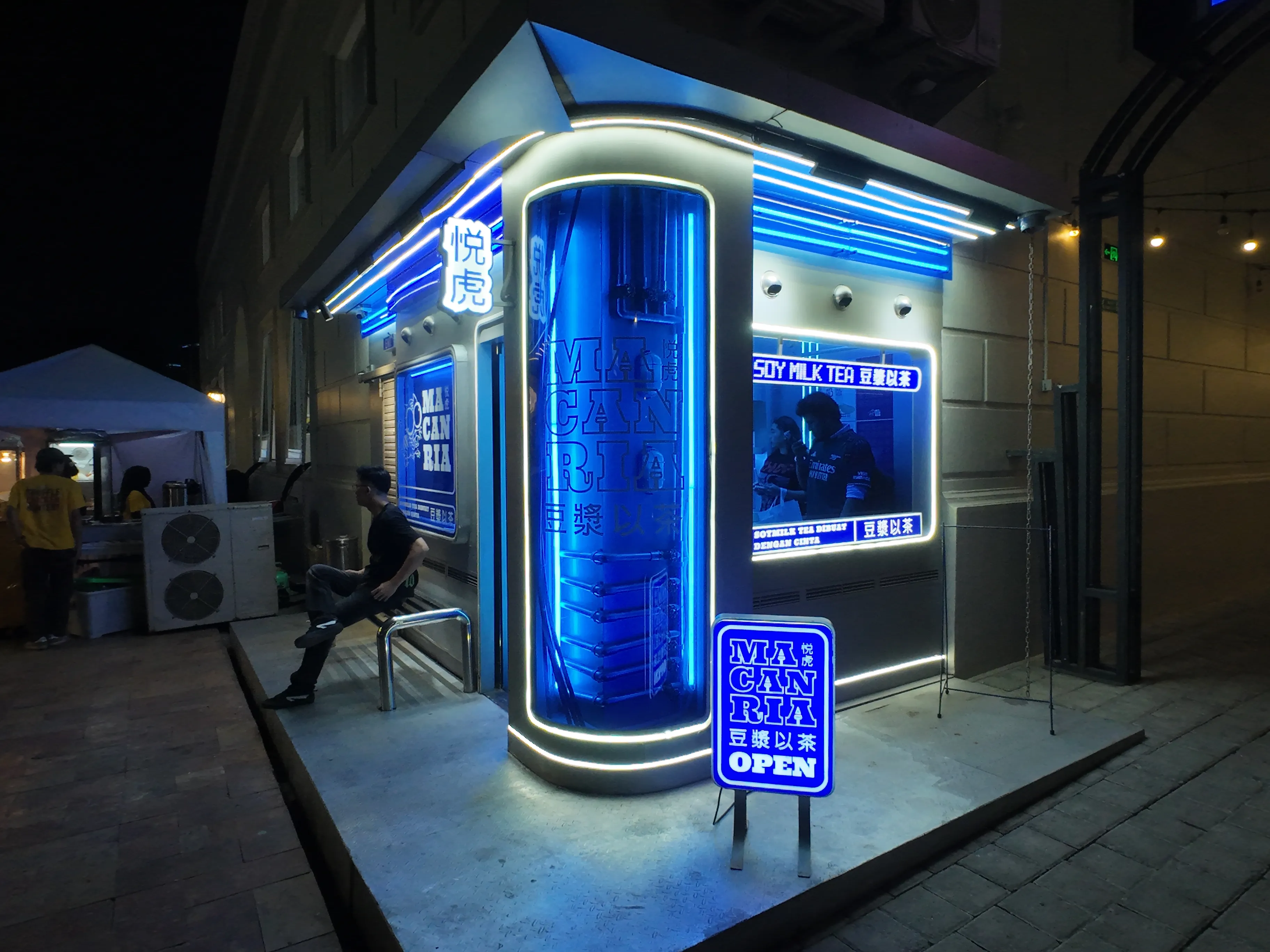 Kios biru bercahaya di malam hari