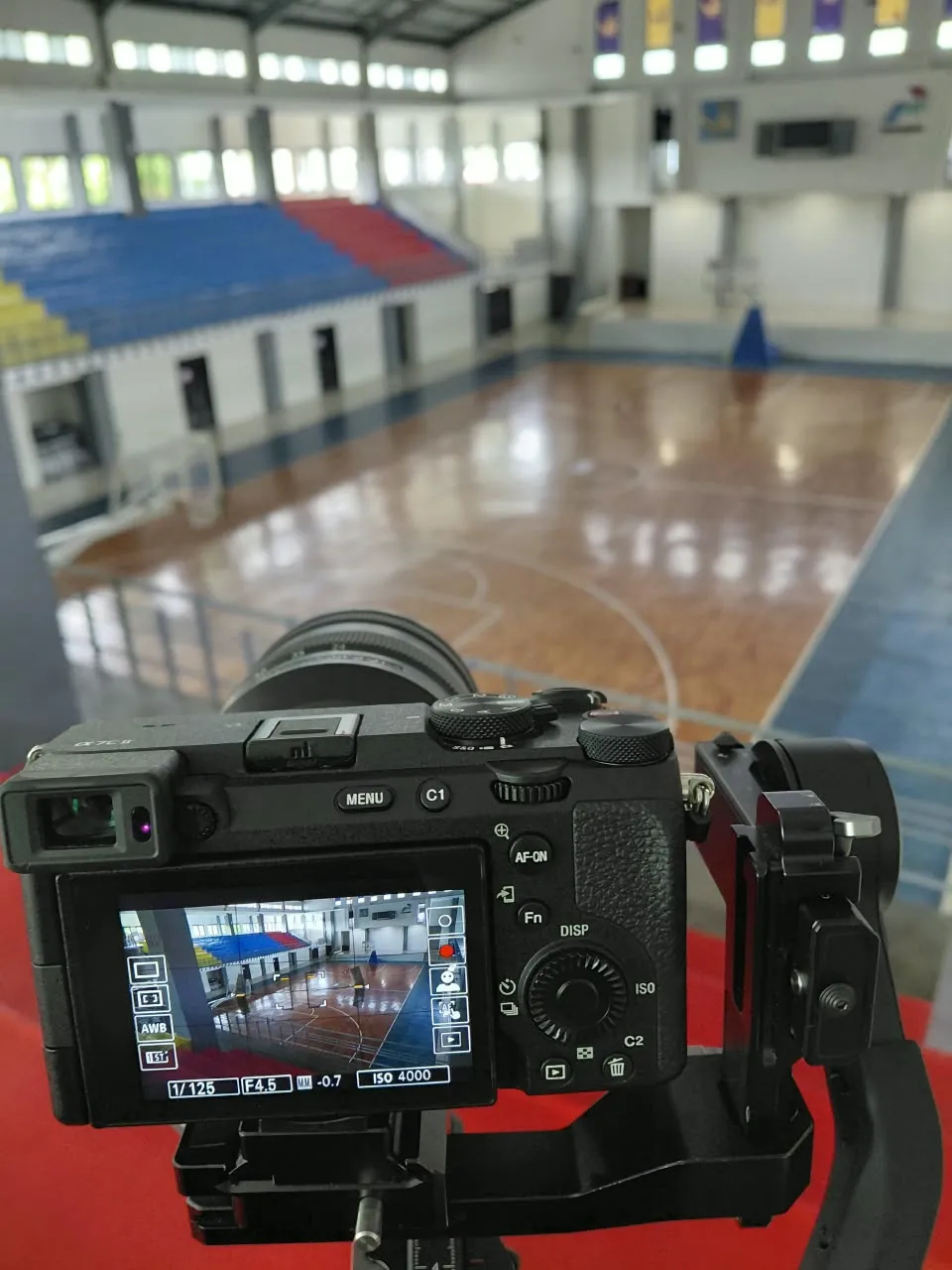 Kamera dan gimbal di lapangan basket saat syuting