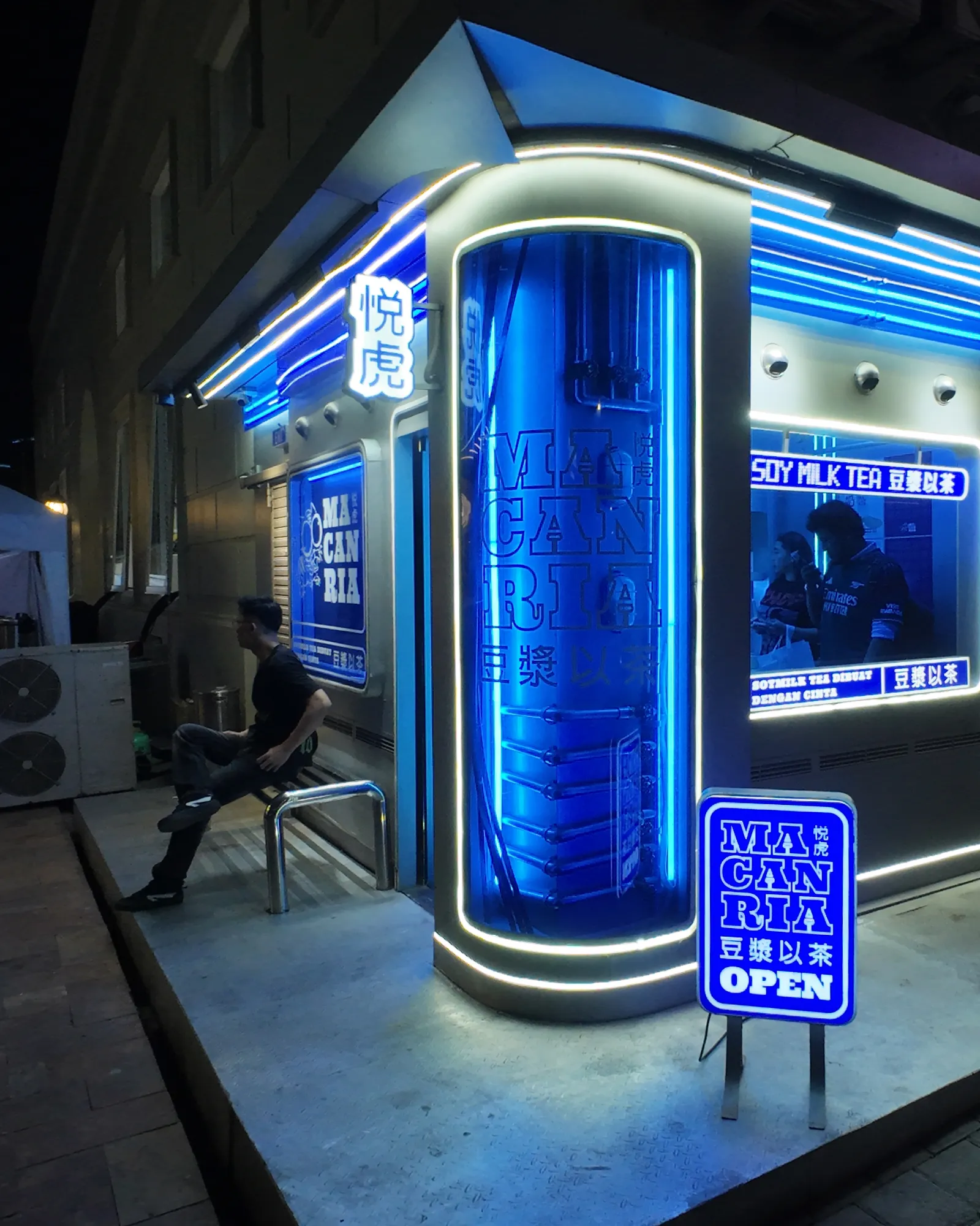Kios biru bercahaya di malam hari