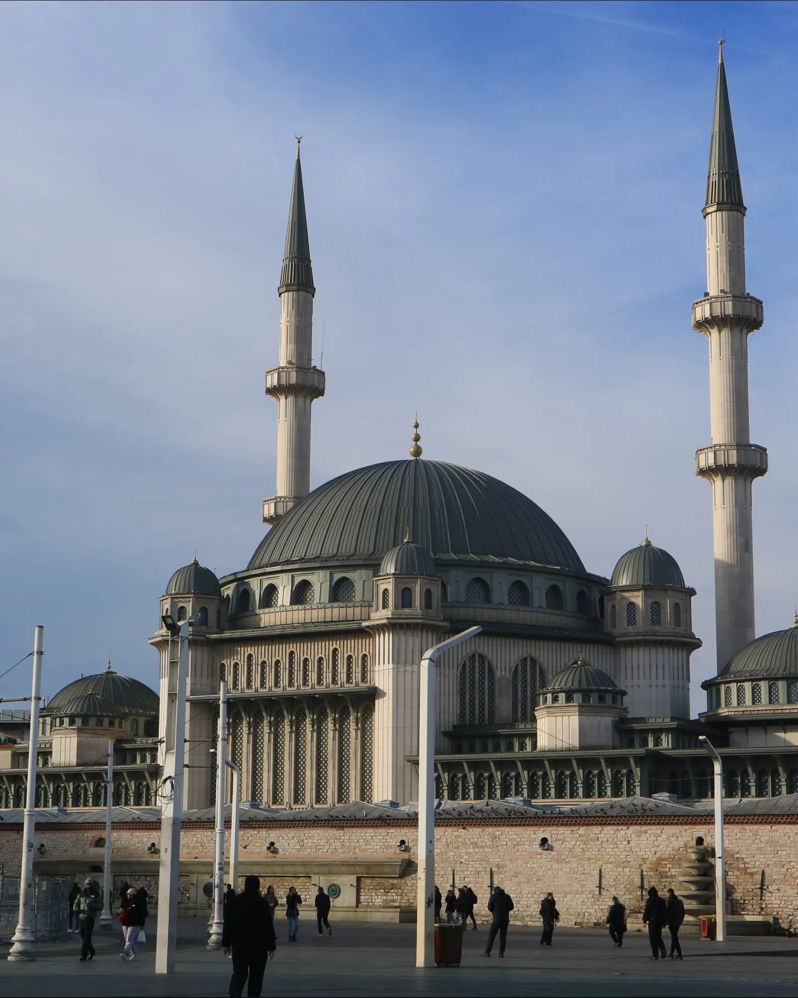Masjid dengan dua menara dan kubah besar di bawah langit biru