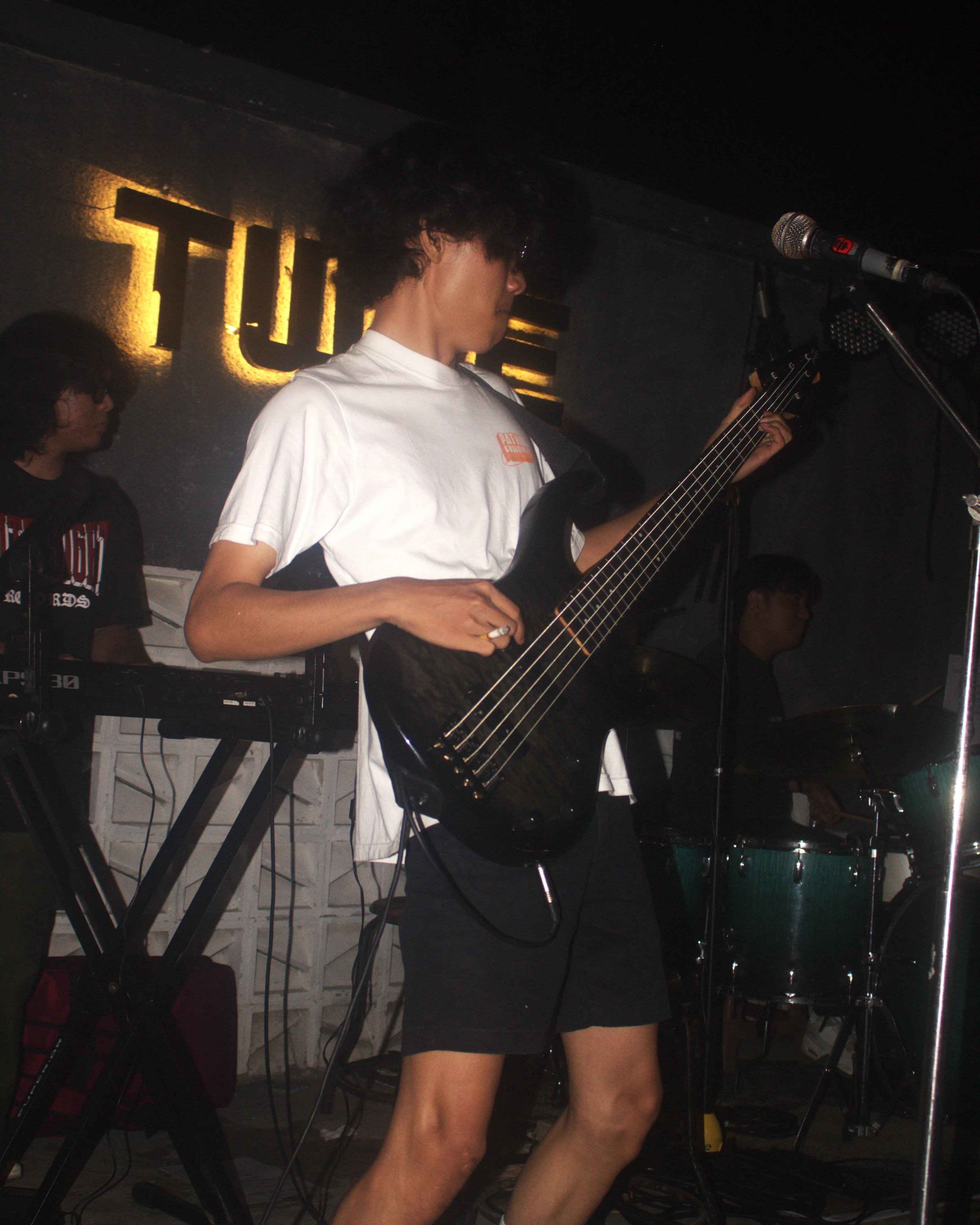 Pemain bass tampil di panggung TW Cafe